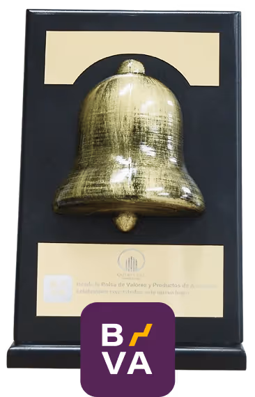 Campana dorada montada en un trofeo negro con letras pequeñas y logotipo de BBVA en la parte inferior.