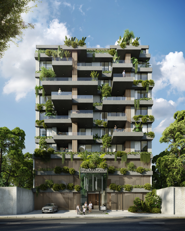 Edificio de apartamentos moderno con balcones y terraza cubiertos de plantas verdes y personas, bajo un cielo azul con algunas nubes.